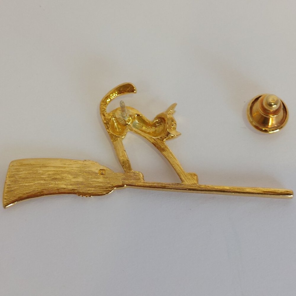 Vintage Halloween Scaredy Cat Witch's Broom Gold Tone Brooch Pin - Picture 3 of 7